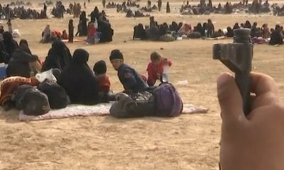 Keluarga Anggota ISIS Keluar dari Zona Pengeboman di Baghouz