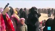 زوجات عناصر داعش يرفعن الأحذية ويصرخن 