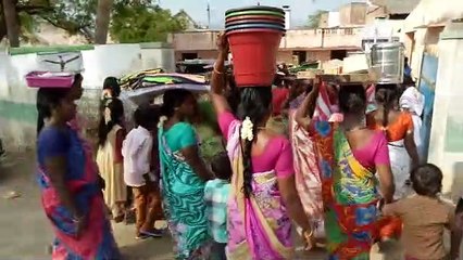 அரசு பள்ளிக்கு சீர் தந்த கிராம மக்கள்!- வீடியோ