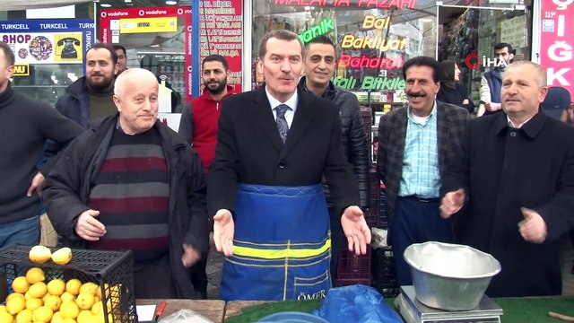 AK Parti Zeytinburnu Adayı Ömer Arısoy pazarcı önlüğünü giyerek satış yaptı