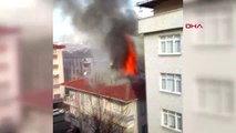 İstanbul- Bahçelievler'de 3 Katlı Binanın Çatısı Alev Alev Yandı