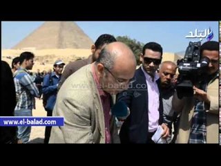 المصريون وعلماء الفلك يشاهدون الكسوف من الأهرامات