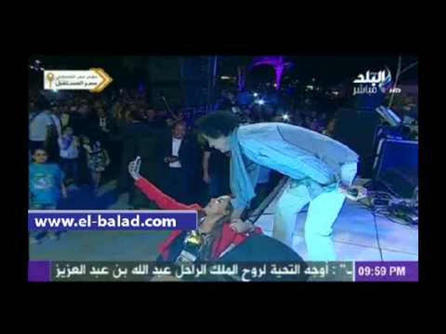 ⁣محمد منير «يعاكس» فتاة خلال حفل «صدى البلد»