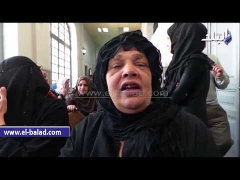 «أم حسن» تردد أغنية تسلم الأيادي من داخل إدارة...