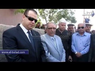 محافظ الفيوم يقدم واجب العزاء لاهل شهيد الشرطة مؤكدا ترحيبه بهم في اي وقت