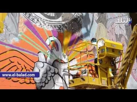 طلاب الامريكية يرسمون «جرافيتى» على سور الجامعة بـ«محمد محمود»