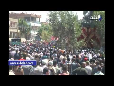 أهالى منية النصر بالدقهلية يؤدون صلاة الجنازة على شهيد الشيخ زويد