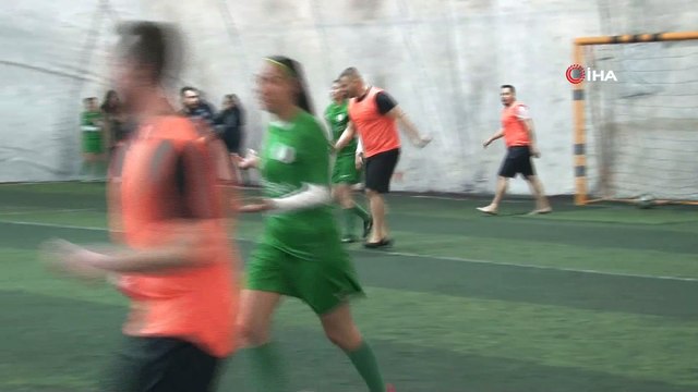 Farkındalık için topuklu ayakkabı ve babet giyen erkekler kadın futbolcularla maç yaptı