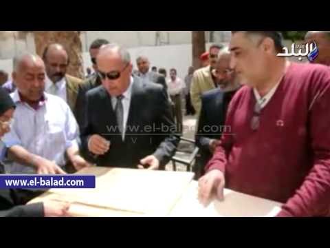 محافظ أسوان يتفقد مشروع إعادة تصنيع المقاعد المدرسية
