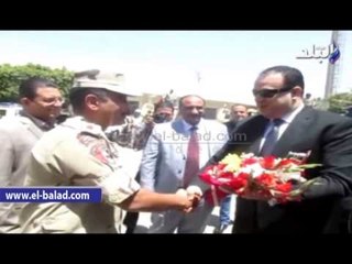 محافظ الفيوم يقدم الورود لضباط وأفراد الجيش بمناسبة عيد تحرير سيناء