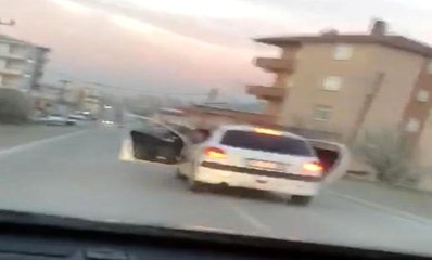 Otomobilin Kapılarını Açarak Trafiği Tehlikeye Düşürdü