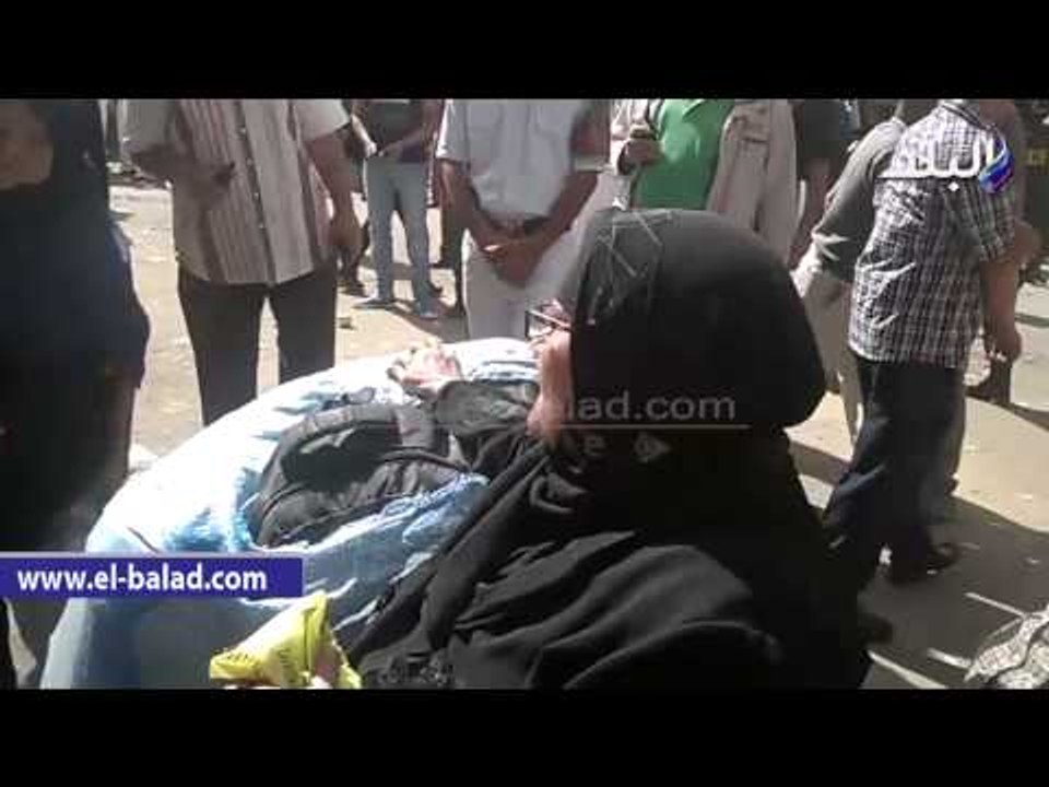 بائعة مسنة تستنجد بالرئيس أثناء إزالة فرشها برمسيس وتردد " نأكل منين ونعيش منين"