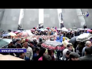 مواطنو أرمينيا يتحدون الأمطار ويحيون ذكري الإبادة