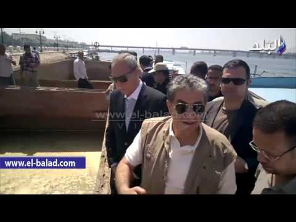 وزير البيئه يتفقد موقع صندل الفوسفات الغارق بنيل قنا