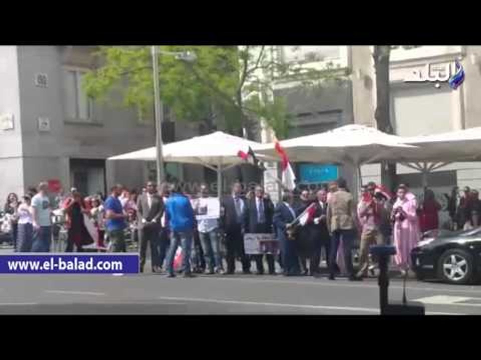 السيسي يحيي المصريين امام مقر إقامته في إسبانيا