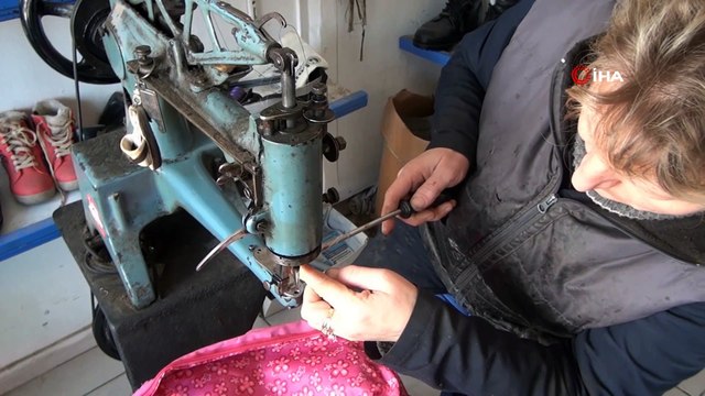 Eşinden öğrendiği meslekte bölgenin tek kadın ayakkabı tamircisi oldu