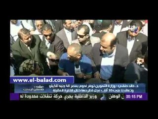 أهالي السيدة زينب يستقبلون وزير التموين وأحمد موسى بـ "الزغاريد" و"القبلات"