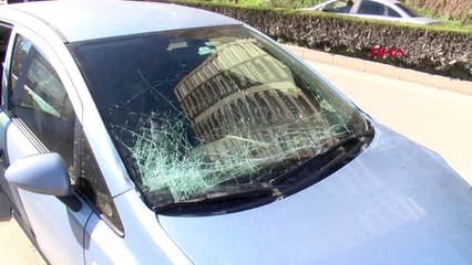 Adana Aydınlatma Direği, Fırtınada Otomobilin Üzerine Devrildi