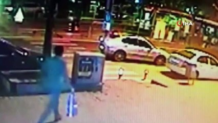 Yaya geçidinden geçmeye çalışan yaşlı adama otomobil çarptı...Kaza anı kamerada