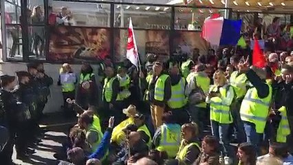 Gréoux-les-Bains : des manifestants entonnent la Marseillaise pour la venue d'Emmanuel Macron