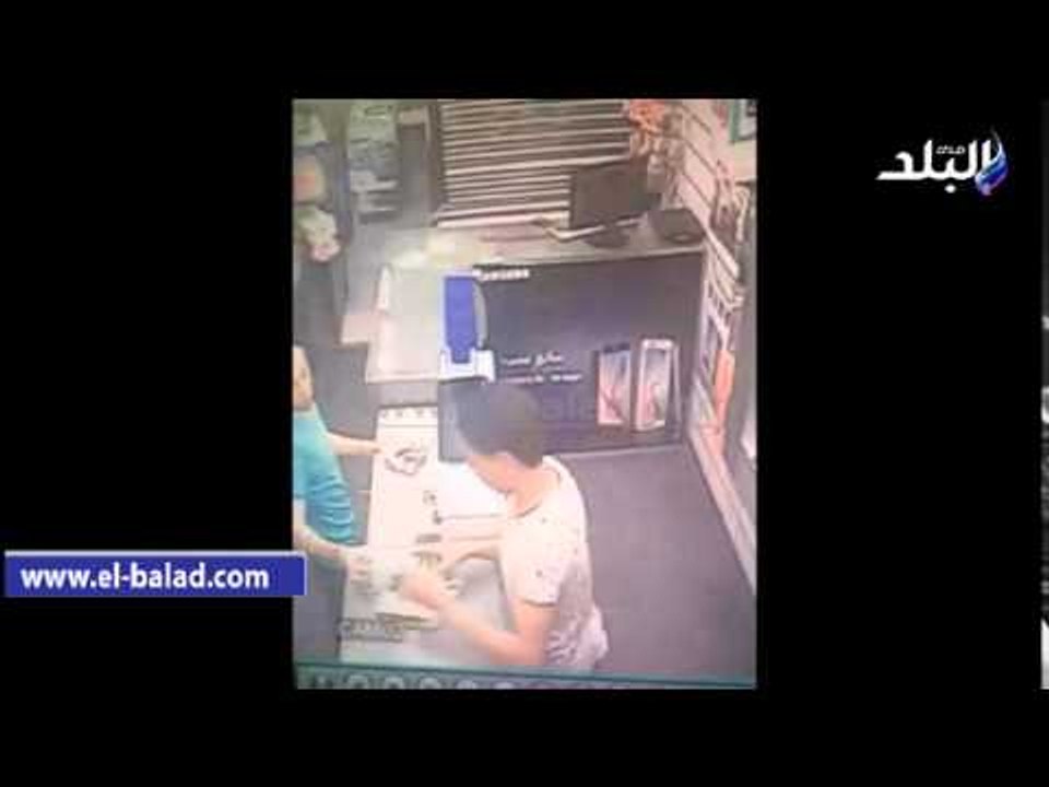 طفل يسرق موبايل من أحد محلات عين شمس
