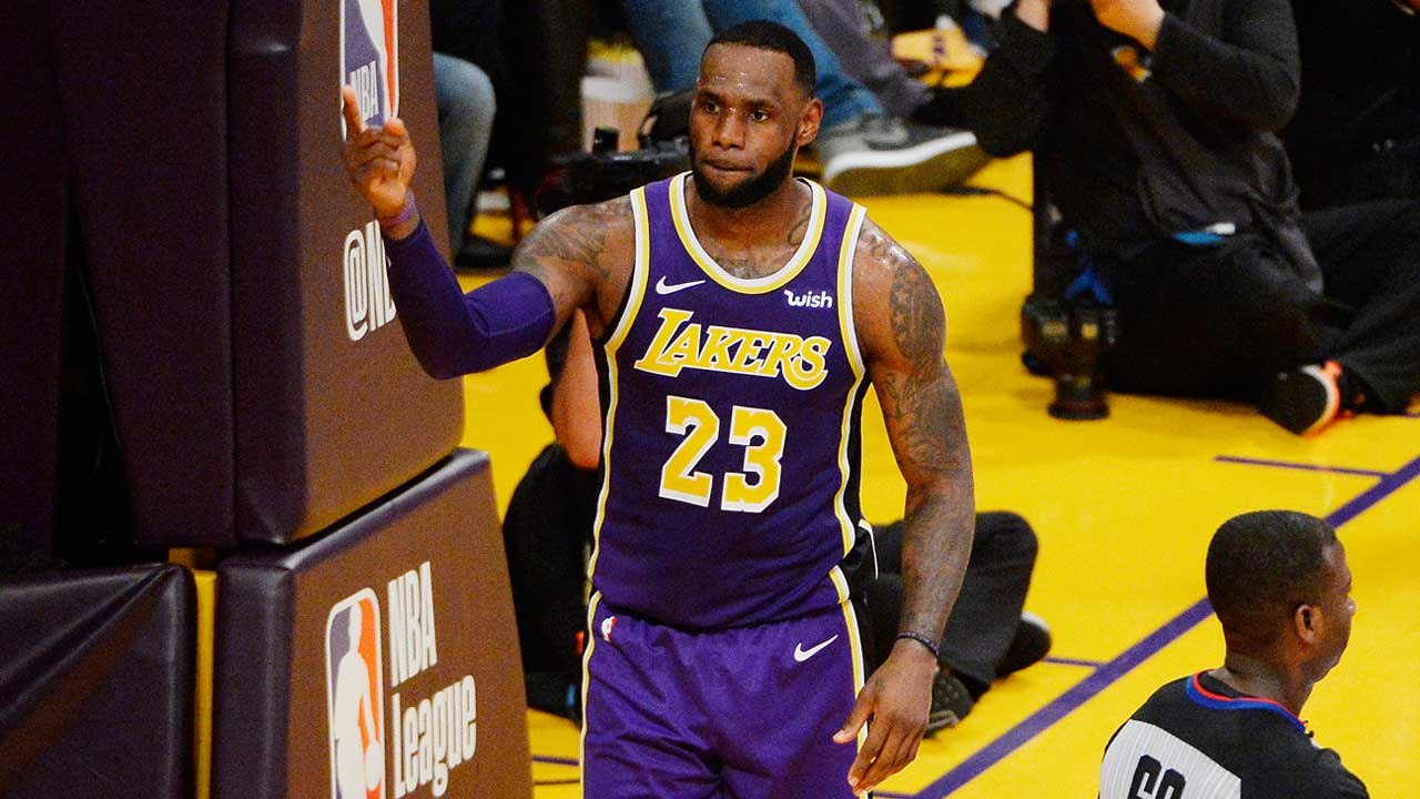 Lakers' Playoff Chances on Life Support After Loss to Clippers