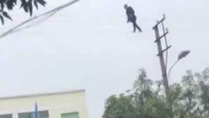 Un homme ivre joue au funambule sur des lignes électriques