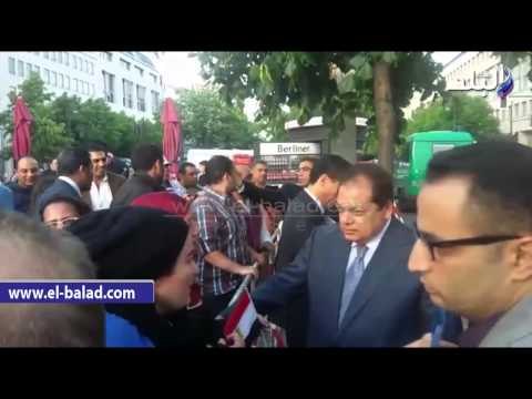 محمد أبو العينين يوجه التحية للمصريين المتواجدين أمام مقر إقامة السيسي في برلين