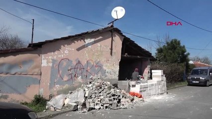 İstanbul- Sultangazi'de Kontrolden Çıkan Kamyonetin 2 Eve Çarpması Kamerada