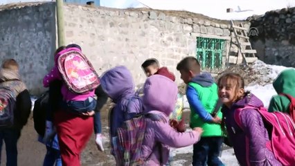 Fedakar anne engelli kızını okula sırtında taşıyor - KARS