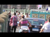 تصادم دراجتين بسيارة يصيب السائقين  فى حادثه مروريه فى ميدان التحرير