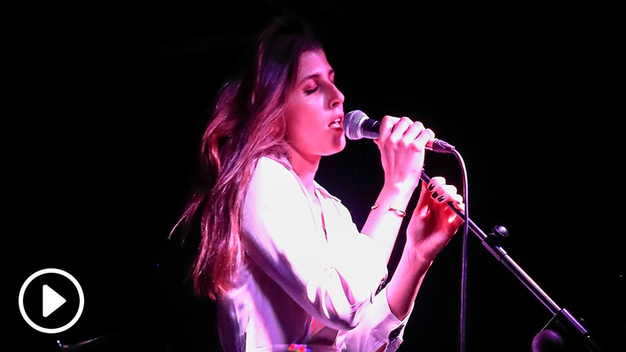 Mafalda, hija de Rosario Nadal y Kyril de Bulgaria, reúne la aristocracia en una sala de Madrid