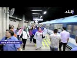 سيدات يستقبلن وزير النقل بالزغاريد أثناء تفقده محطة مترو السادات