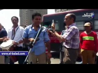 مجموعة شباب يغنو للخير فى موقف اتوبيس عبد المنعم رياض