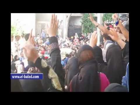 مظاهرة شعبية أمام مسجد النصر بالدقهلية لحظة قدوم جثمان شهيد عملية الشيخ زويد