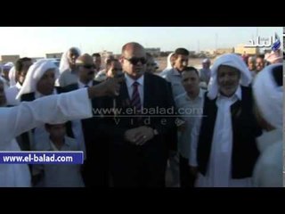 محافظ مطروح يوزع 4 أطنان دقيق لغير القادرين