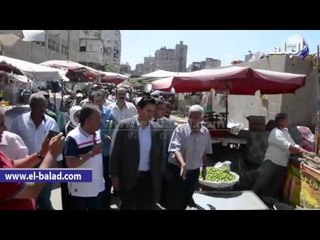 "المسيري" يتفقد باكيات الباعة الجائلين بالجزيرة الوسطى بالعصافرة