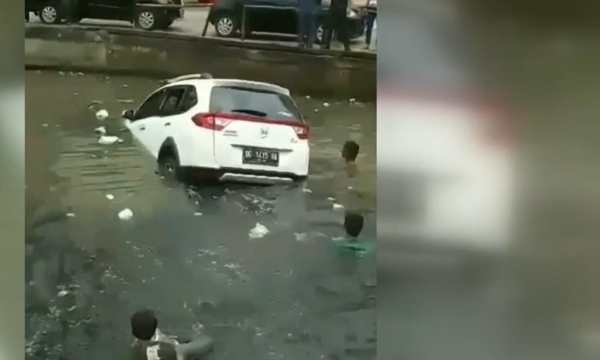 Hilang Kendali, Mobil Menabrak Besi Pembatas Jalan dan Tercebur ke dalam Sungai