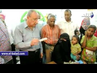 محافظ أسوان يفاجئ وحدة صحية ويتابع تقديم التطعيمات للأطفال