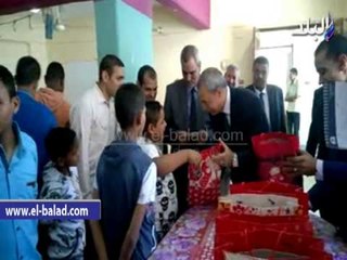 الهجان يوزع "عيديات" على المرضى والأيتام خلال جولته بالمستشفيات ودار للأيتام بقنا