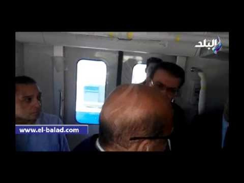 "صدى البلد" مع وزير النقل أثناء تفقده عربات الم...
