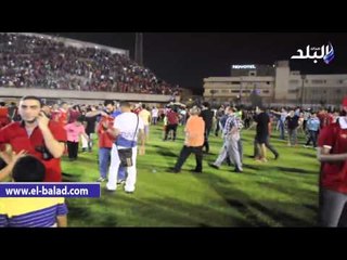 مشجعو الأهلي يقتحمون ملعب التيتش