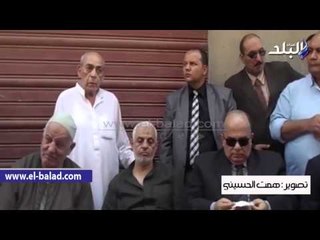 والد الشهيد «الوتيدى» ومحافظ الدقهلية يتلقيان عزائه