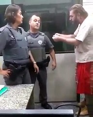 Un policier casse le bras d’un homme dans un commissariat