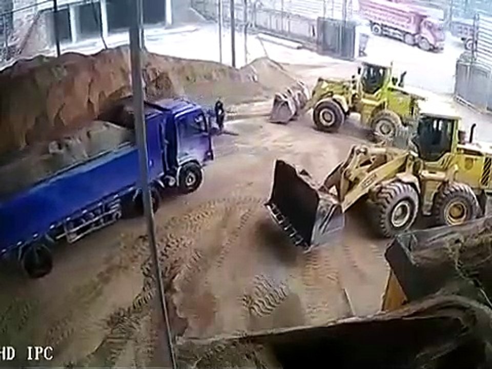 Une femme se fait emporter par erreur par une tractopelle et se fait ensevelir