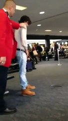 Un jeune homme passe un sale moment après avoir uriné dans le terminal de l’aéroport