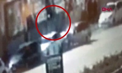Feci kaza anı: Havalandıktan sonra park halindeki otomobilin arka camından içeri girdi
