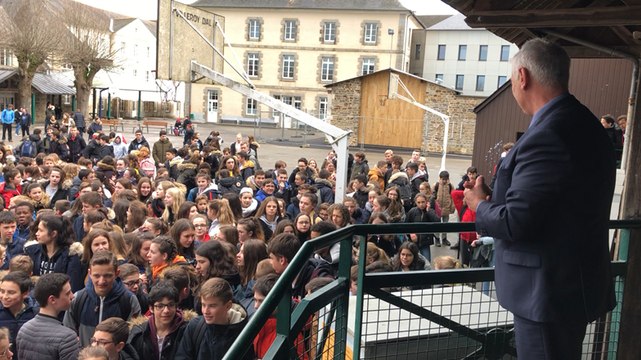 Le vibrant hommage des élèves à leurs surveillants et CPE, joueurs de l’AS Vitré