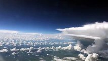 Un avion passe à côté d’un orage