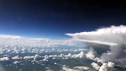 Un avion passe à côté d’un orage